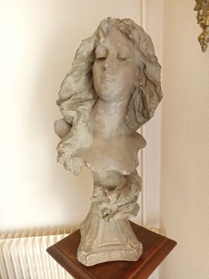 une statue de femme assise sur une table