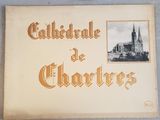 un vieux livre avec, au milieu, l'image d'une cathédrale