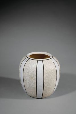 vase blanc et noir orné de lignes sur l'extérieur