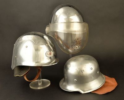 deux casques et un casque sont posés sur une surface noire