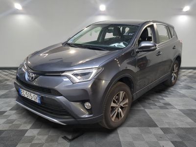 La Toyota RAV grise est garée dans une pièce au sol à carreaux.