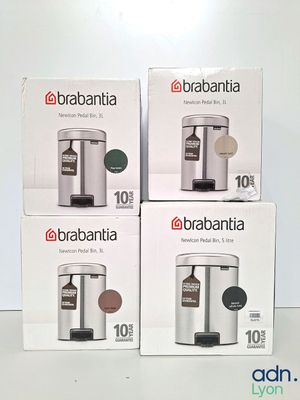 trois cartons contenant des machines à café Brabantia posés sur une table