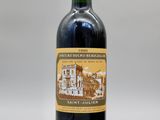 la bouteille de vin rouge est posée sur une surface blanche
