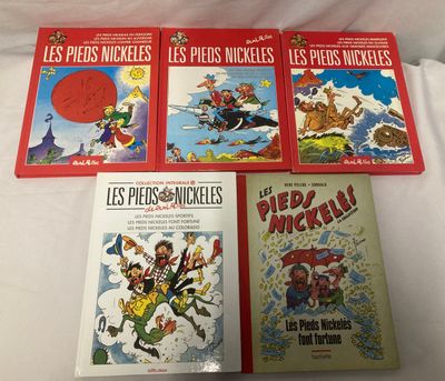 quatre livres pour enfants posés sur un lit recouvert d'un drap blanc