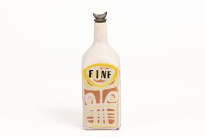 une bouteille blanche avec une étiquette jaune et noire