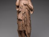l'image d'une statue représentant une femme tenant un bébé dans ses bras