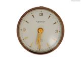 une horloge accrochée au mur de la pièce