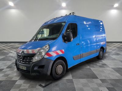 la camionnette bleue est garée sur un sol en damier dans le garage