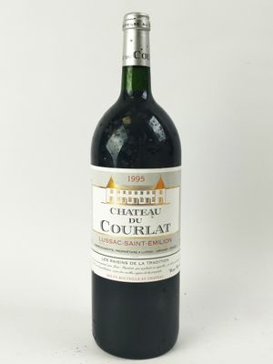 une bouteille de vin posée sur une table