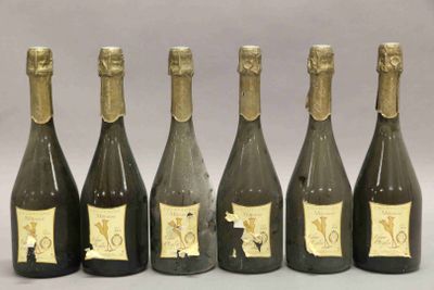 six bouteilles de champagne sont alignées