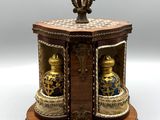 une petite boîte en bois sur laquelle sont posés deux vases