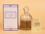 l'image d'un flacon de parfum à côté d'une boîte de parfum