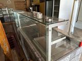 une vitrine en verre au milieu d'une cuisine
