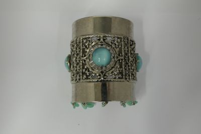 Manchette en métal argenté ajouré et orné de cabochons et pa…