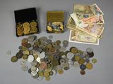 beaucoup de pièces et une boîte remplie d'argent sur la table