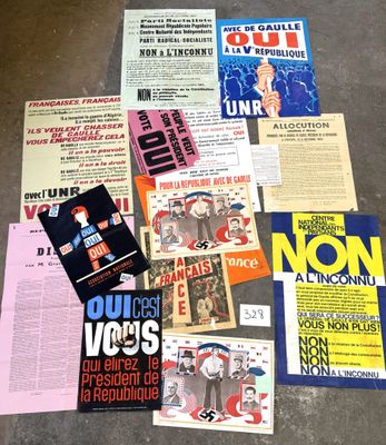 de nombreux types d'affiches différents à l'étage