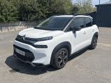 La Citroën blanche est garée sur un parking