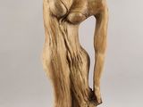 l'image d'une statue de femme avec un oiseau sur la tête