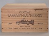 une boîte en bois sur laquelle est apposée une étiquette de vin