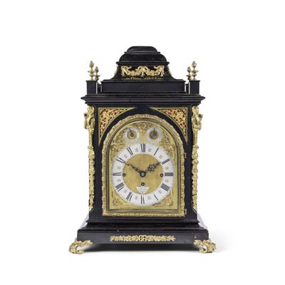 une horloge noire et or posée sur une table