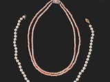 un ensemble composé d'un collier et d'un bracelet en perles et diamants