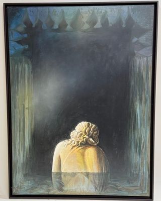 tableau représentant une femme en robe jaune assise devant une cascade