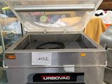 une machine posée sur une table dans une pièce