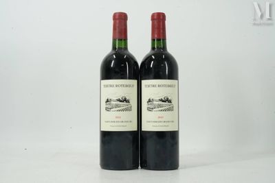 deux bouteilles de vin rouge posées l'une à côté de l'autre sur une table