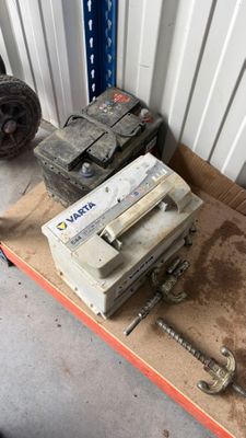 une boîte sur laquelle sont posés tout un tas d'outils