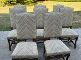 un ensemble composé de six chaises et d'une table sur une terrasse