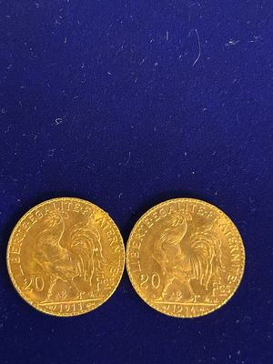 deux pièces d'or posées sur une surface bleue