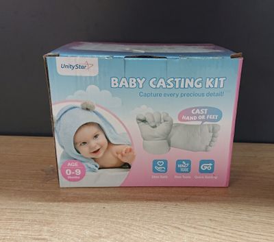 Le kit de moulage pour bébé se trouve dans la boîte posée sur la table