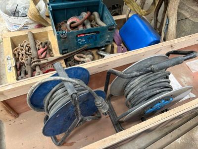 un grand nombre d'outils posés sur une table