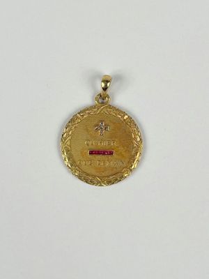 gros plan d'une médaille d'or sur une surface blanche