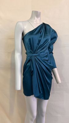 une photo d'un mannequin vêtu d'une robe bleue