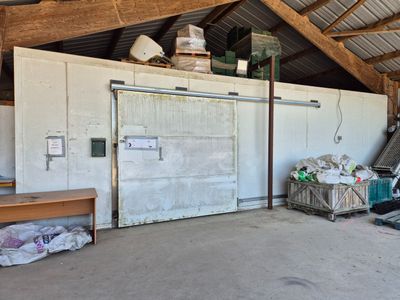 un garage rempli d'objets