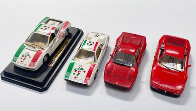 trois petites voitures sont alignées sur une surface blanche