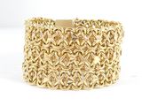 bracelet plaqué or présentant un motif très travaillé sur fond blanc