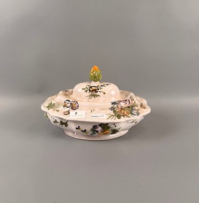 Terrine couverte en faïence à riche décor à l'œillet et la r…