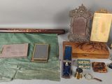 un grand nombre d'objets posés sur une table