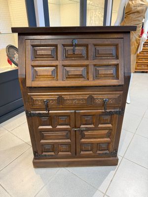 une photo d'une commode en bois dans un magasin
