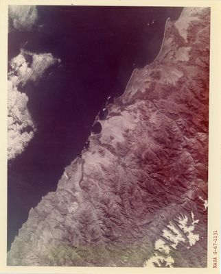 une photo prise d'en haut montrant un lac et des montagnes
