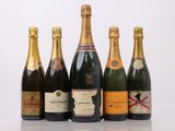 six bouteilles de champagne sont alignées