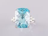 une bague en aigue-marine et diamants, sertie de diamants taille baguette