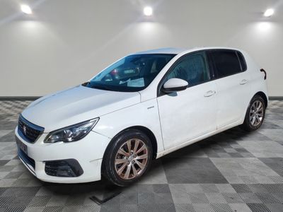 une voiture blanche est garée dans une pièce au sol à carreaux
