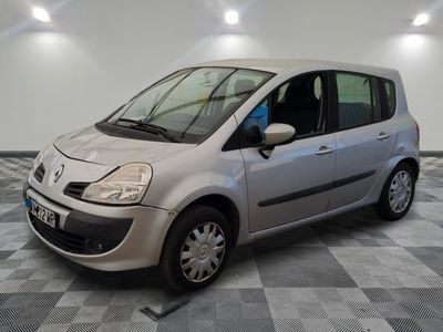 la photo d'une petite voiture argentée garée dans un garage