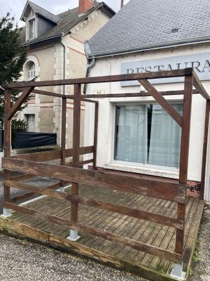 une structure en bois posée au sol à l'extérieur d'un bâtiment