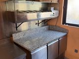 une photo d'une cuisine avec une cuisinière et un plan de travail