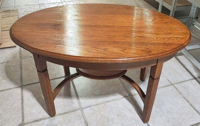 une table en bois posée sur un sol carrelé