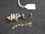 un gros plan d'un collier et d'une chaîne posés sur une table